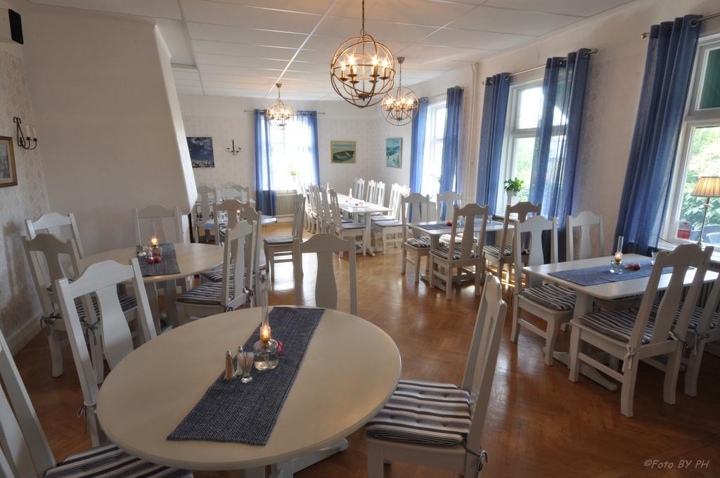 Pensionat Praestgarden Bed & Breakfast Töreboda Екстериор снимка