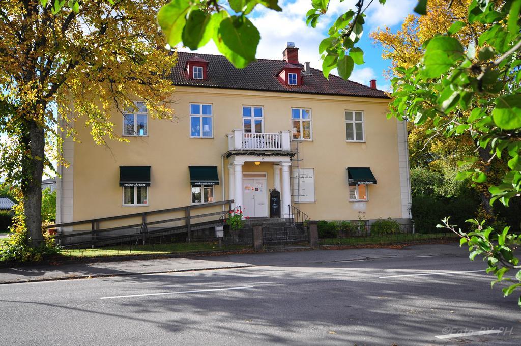 Pensionat Praestgarden Bed & Breakfast Töreboda Екстериор снимка