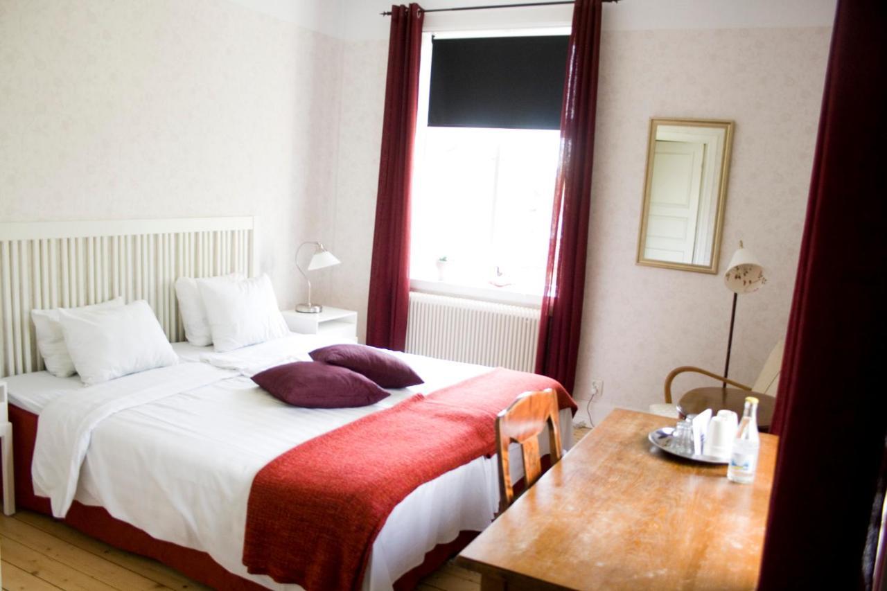 Pensionat Praestgarden Bed & Breakfast Töreboda Екстериор снимка